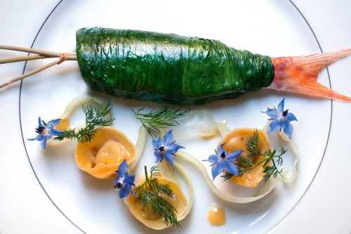 »Hotel La Mirande«: Rotbarbe mit Knoblauch.