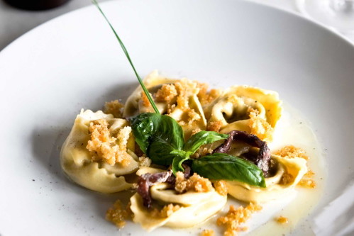 Im »Il Santo Bevitore«: mit Melanzani gefüllte Tortellini mit Sardellen und Semmelbröseln.