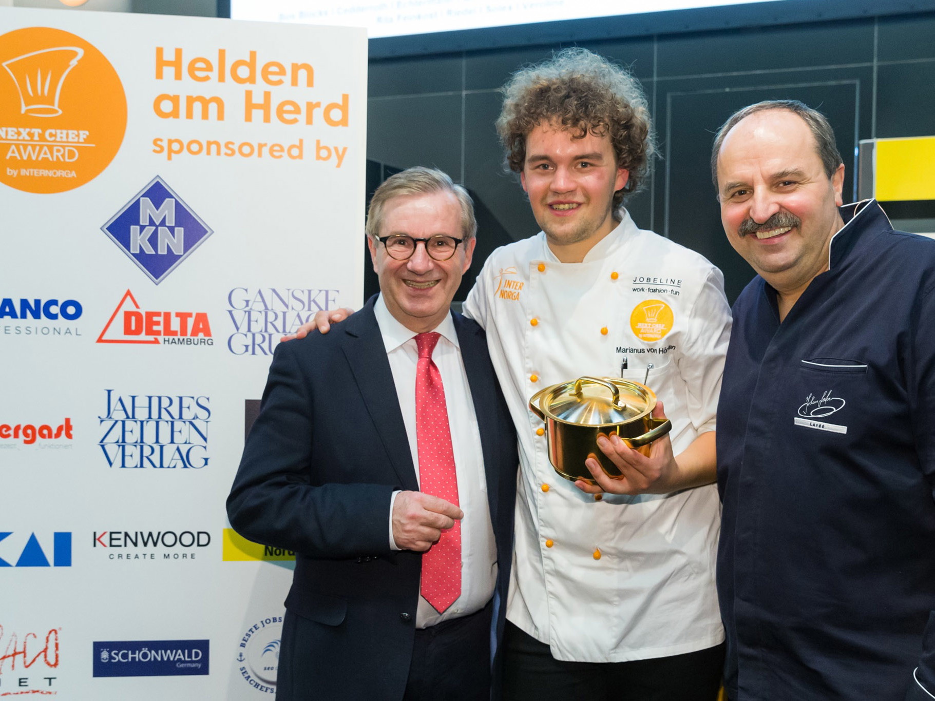 Moderator Jan Hofer und Initiator Johann Lafer freuen sich mit Gewinner Marianus von Hörsten.