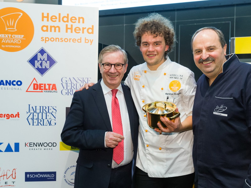 Moderator Jan Hofer und Initiator Johann Lafer freuen sich mit Gewinner Marianus von Hörsten.