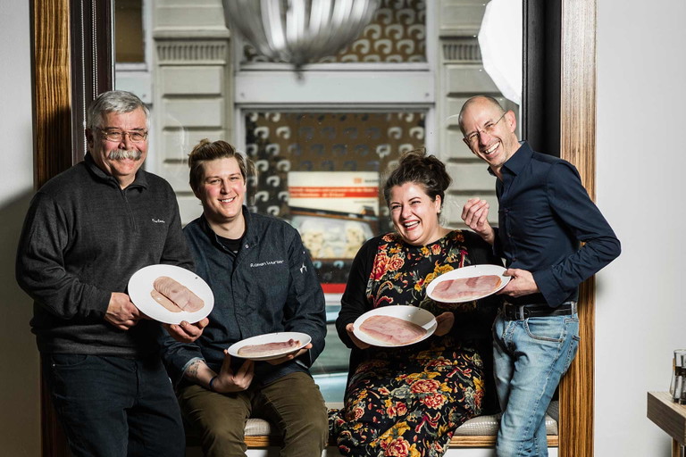 V. l. n. r.: Franz Dormayer (Fleischhauer und Blunzenweltmeister, Fleischerei »Dormayer«), Roman Wurzer (Chefkoch im Restaurant »at eight«), Antonia Kögl (Foodbloggerin, www.becauseyouarehungry.com), Johannes Lingenhel (Gourmet-Experte, www.lingenhel.com). Danke an die Test-Location: Restaurant »at eight« im »The Ring Hotel«, Wien, theringhotel.at.