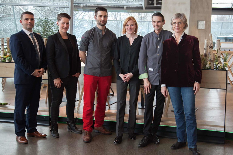 V. l. n. r.: Istvan Nagy (stv. Restaurantleiter »Bavarie«), Cornelia Ganß (Studienmanagerin Gastronomie, Genuss &amp; Touristik, IHK Akademie München), Philip Jäger (Küchenchef »Bavarie«), Stephanie Bayern (Restaurant-leiterin »Bavarie«), Daniel Kaiser (Jung-Sommelier »Käfer«), Astrid Zieglmeier (Fachbereichs-leiterin IHK Akademie München), Test-Location: »Bavarie« in der BMW-Welt, München