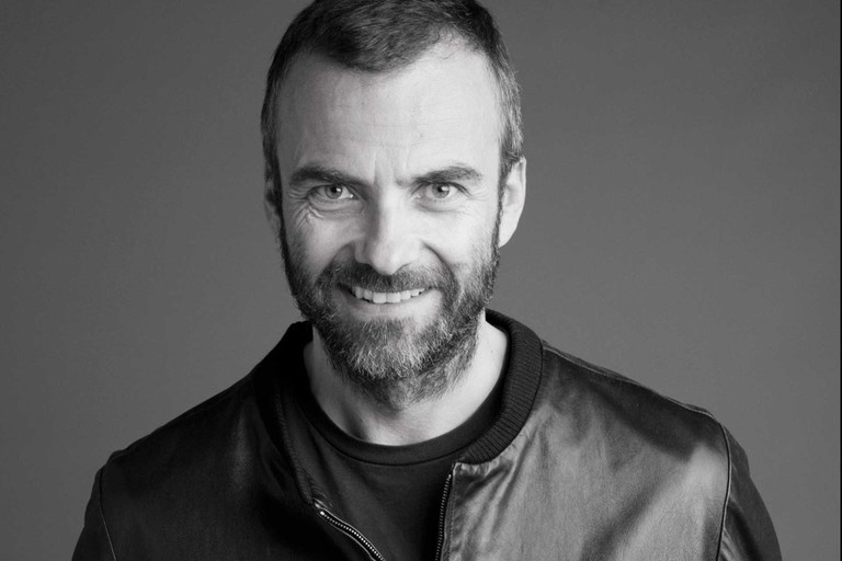 Der Designer Robert Stadler hat&nbsp;die Ausstellung «Typefaces» für Vitra kuratiert. Der gebürtige Wiener lebt und arbeitet zur Zeit in Paris. In seiner Arbeit bewegt er sich frei zwischen Produktgestaltung, Kunst und Art Direction. Künstlerischen Fokus setzt er am liebsten zwischen dem Schaffen von Objekten und deren kritischer Betrachtung.&nbsp;