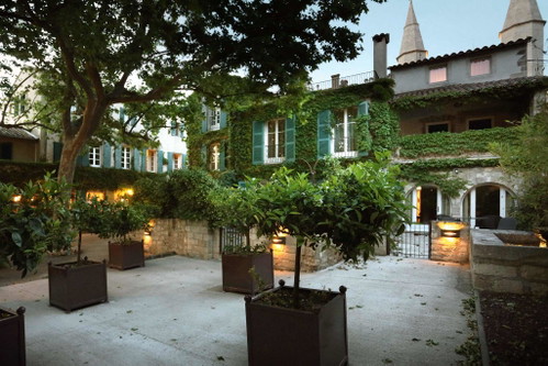 Der reich begrünte Pfarrgarten im ehemaligen Kloster »Le Prieuré« lädt zum Verweilen ein.