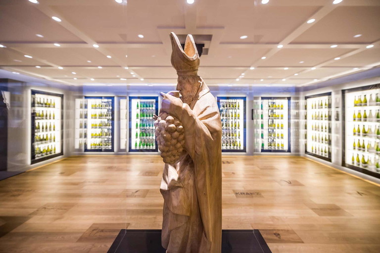 In der Vinothek »par-terre« in Landau, in der die Falstaff-Blindprobe stattfand, wacht der heilige Urban über die vom Mode-Designer Michael Michalsky gestalteten Räumlichkeiten.