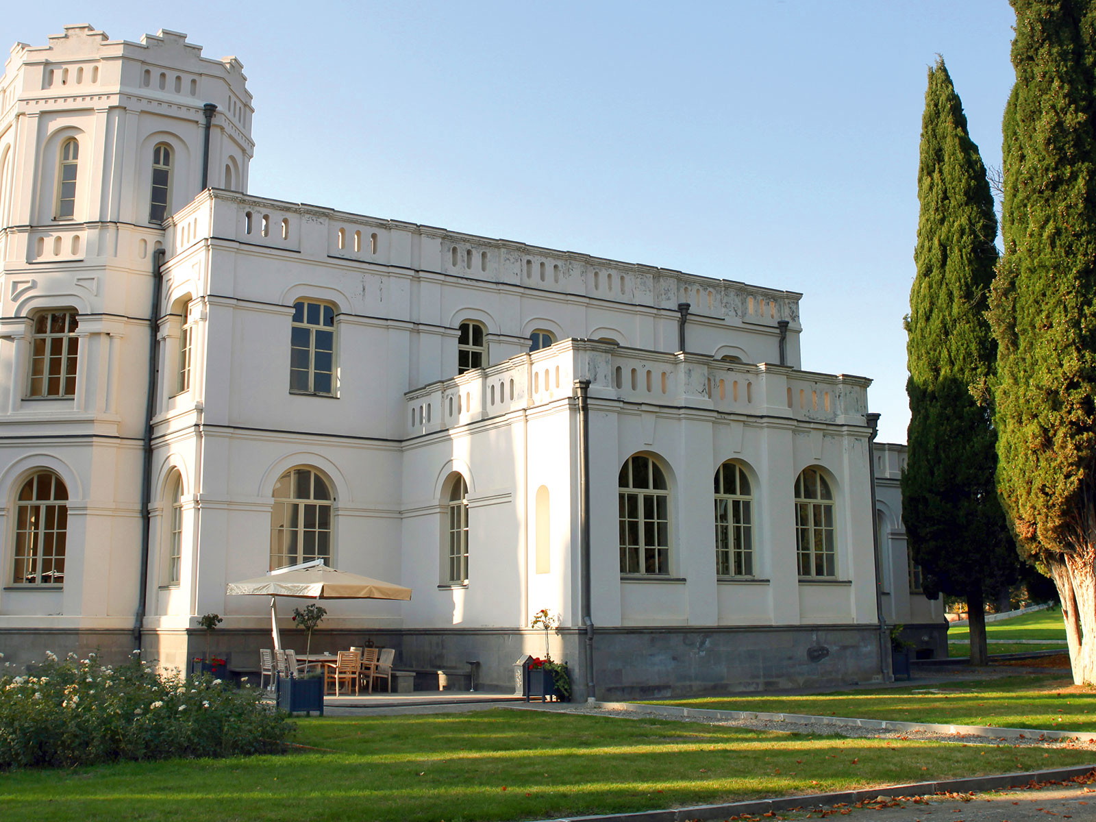 Für das Château Mukhrani standen Schlösser aus Bordeaux Modell.