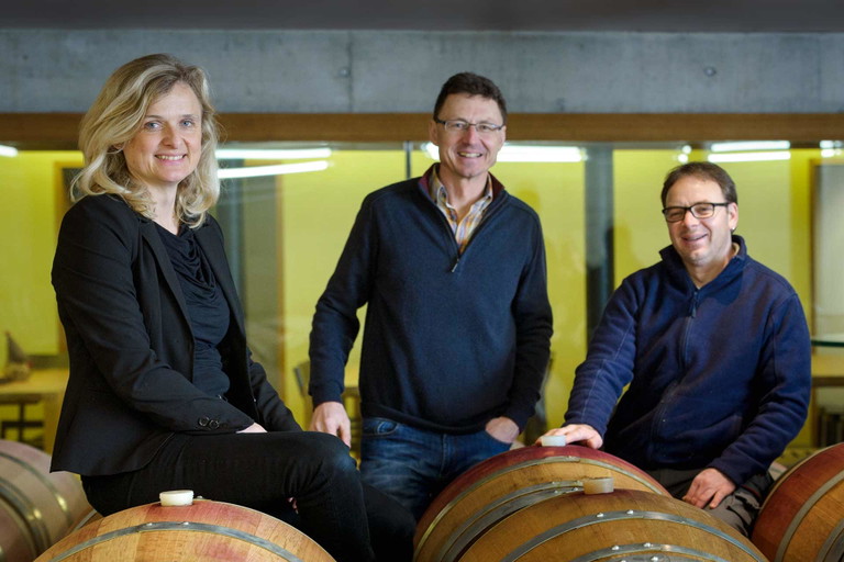 Erzeugen keinen Grand Cru mehr: Olivier Mounir mit seiner Frau Sandra und Kellermeister Alain Helmrich.&nbsp;