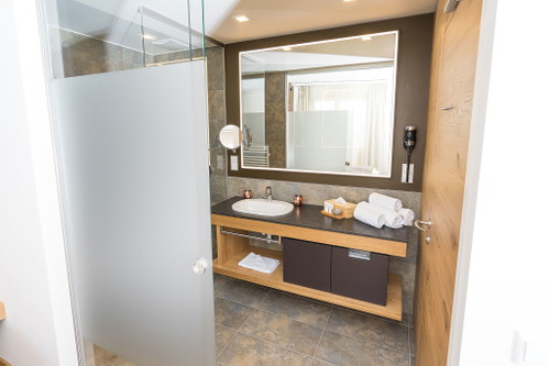23 Zimmer hat das Hotel „Der Wilde Eder“ jetzt, darunter drei Schokoladensuiten. Auch ein Panoramalift wurde integriert. Die Zimmer im oberen Geschoss waren 2013 umgebaut worden. Das Hotel hat vier Sterne.