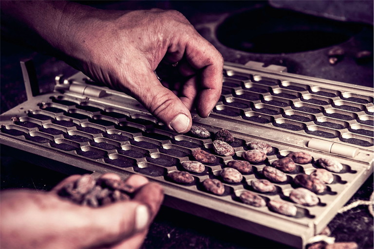Zwiebel, Wasabi, Speck: Der gebürtige Belgier hat die Praline neu erfunden. Internationale Spitzenköche stehen für seine Kreationen Schlange.