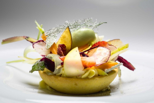 Tartellette mit saisonalem Obst und Gemüse, weißer Schokolade und aromatischen Kräutern.