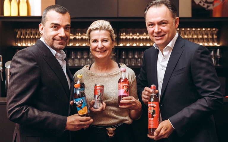 Almdudler-Eigentümer&nbsp;Thomas und Michaela Klein mit Geschäftsführer Gerhard Schilling und den neuen Produkten