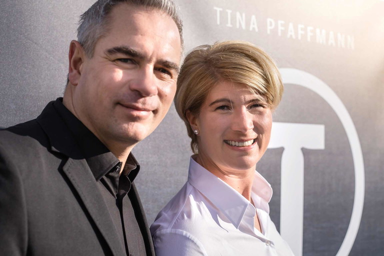 Tina Pfaffmann (im Bild mit Partner Heiko Kaiser) ist dabei, zur Marke zu werden: Die Weine, die ihren Keller in Frankweiler in der Südpfalz verlassen, sind handwerklich ehrlich und erfüllen einen hohen Anspruch an sich selbst.