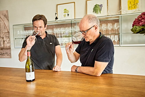 Sebastian Fürst mit Vater Paul im Probenraum des Weinguts.