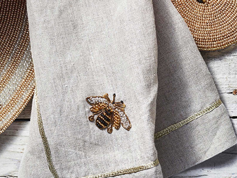 Endlich Frühling! Zu Ostern fliegen die Bienen auf den Servietten herum.