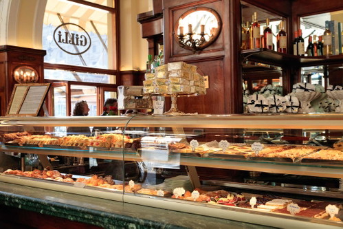 Die Auswahl im »Caffè Gilli« ist riesig: von Cannoli und Cantuccini über Profiteroles und Beerentörtchen bis hin zu Panini und Tramezzini.&nbsp;