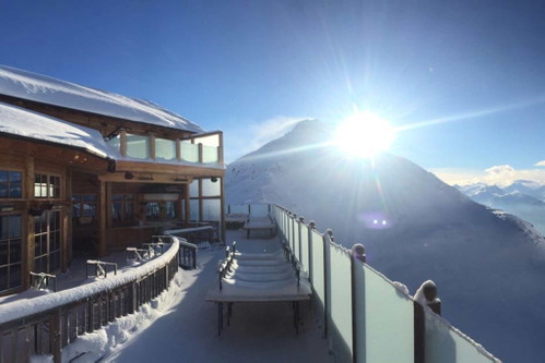 Traumhaftes Panorama in der «Wedelhüttel»... die Skihütte hat auch einen eigenen Weinkeller.