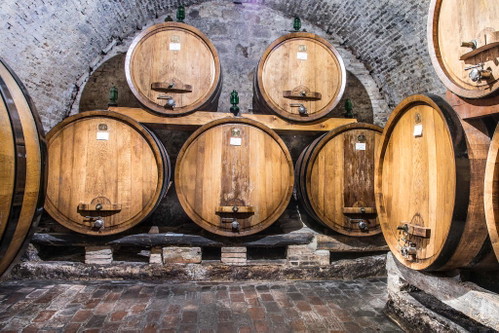 Weinfässer des Vino Nobile di Montepulciano Weinguts