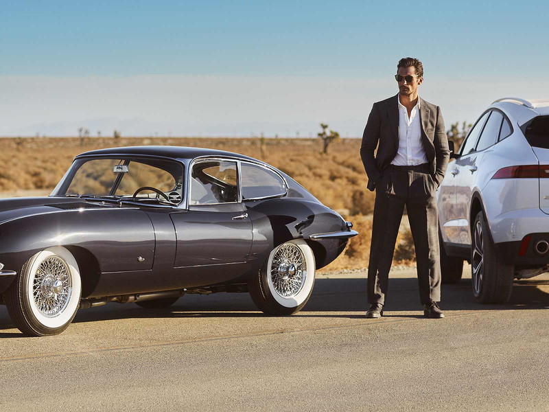 Stolze Tradition meets fesche Innovation: Der Jaguar E-Type (l.), Traum aller Autoliebhaber, und der neue, familienfreundliche E-Pace (r.).