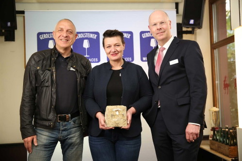 Düsseldorf, Eiskeller Weinbar: Klaus Wählen und Dorina Sill mit Robert Mähler.