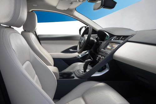 Der erste Jaguar mit LED&nbsp;beleuchtetem TFT-Head-up-Display und Meridian-Soundsystem.