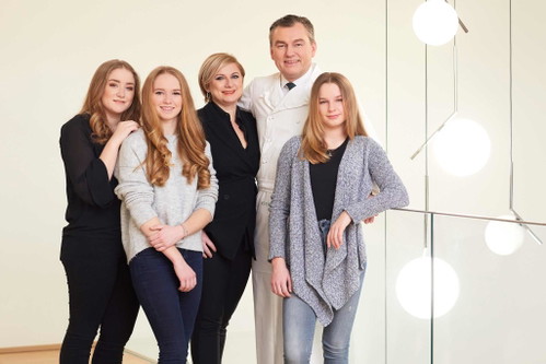 Toni Mörwald mit seiner Frau Eva und seinen Töchtern Antonia, Johanna und Theresia.