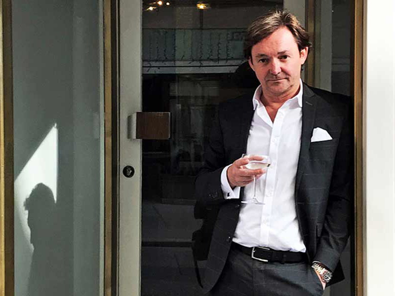 Friso Schopper im Eingang seiner Bar