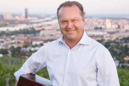 Der Wiener Spitzenwinzer Fritz Wieninger hatte immer eine ganz klare Vorstellung von dem was er will. Nämlich Qualität und Professionalität. Nur Qualität macht langfristig Sinn – und das schmeckt man auch, in jedem einzelnen seiner Weine.&nbsp;