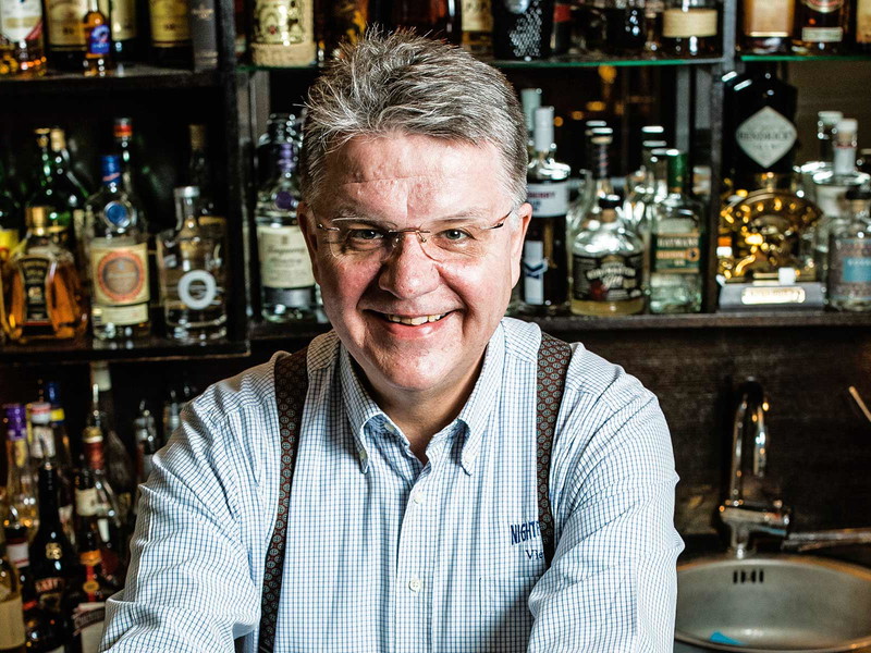 Barkeeper Gerhard Wanderer ist mit seiner Bar »Nightfly’s« in der Dorotheergasse zu Hause.