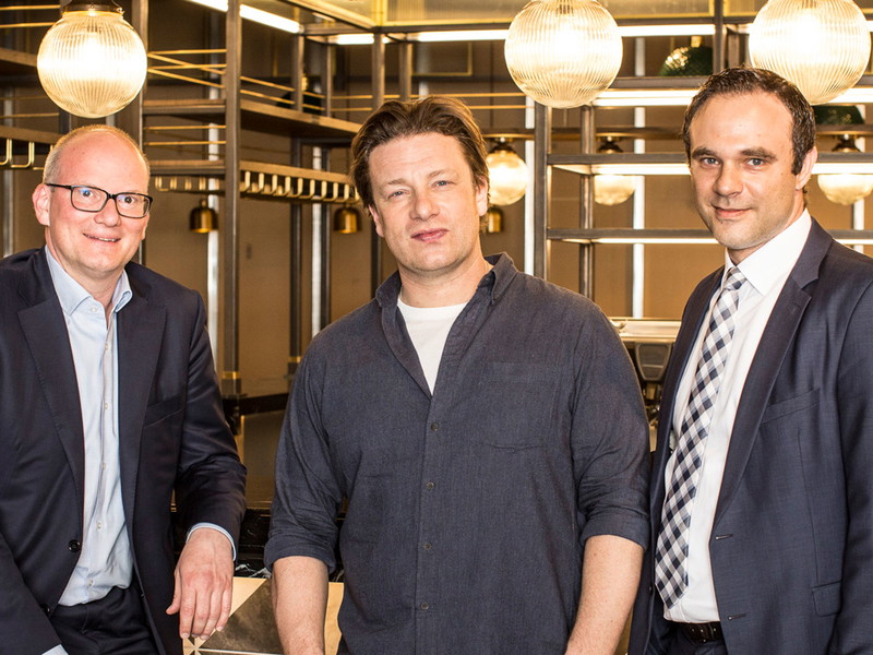 Mag. Julian Jäger, Vorstand der Flughafen Wien AG; Jamie Oliver, Starkoch und Jan Kamp, Director Business Development SSP vor der neuen »Jamie Oliver’s Bar«