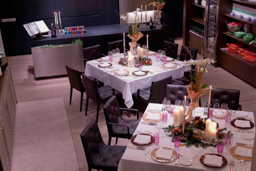 Die Idee stammt von Toni Mörwald: einen Ort zu schaffen, an dem die Kultur des Kochens, Essens und Trinkens in all ihren Facetten zelebriert wird. Das »Kochamt«, ein Kochstudio mit Delikatessenboutique, Chefshall und Kochlounge, bietet eine elegante Atmosphäre und den idealen Rahmen für Private Dining, Cooking Party oder ein Teambuilding Event mit bis zu 50 Personen.