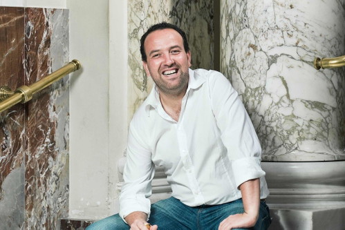 Der burgenländische Winzer Gerhard Kracher ist zweifelsohne einer der besten Süßweinproduzenten der Welt. Seine Beerenauslese und Trockenbeerenauslese sind einzigartig und unverwechselbar – man möchte fast meinen es handelt sich um flüssiges Gold.&nbsp;