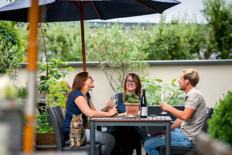 Gruppenbild mit Kater: Nur in den Weinberg, so Angelina Franzen (links), gehe Familienvorstand Findus nicht mit.