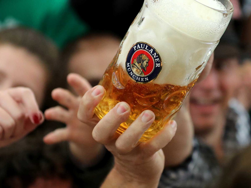 Die Deutschen reißen sich um gutes Bier – hier im Paulanerzelt auf dem Oktoberfest 2017.