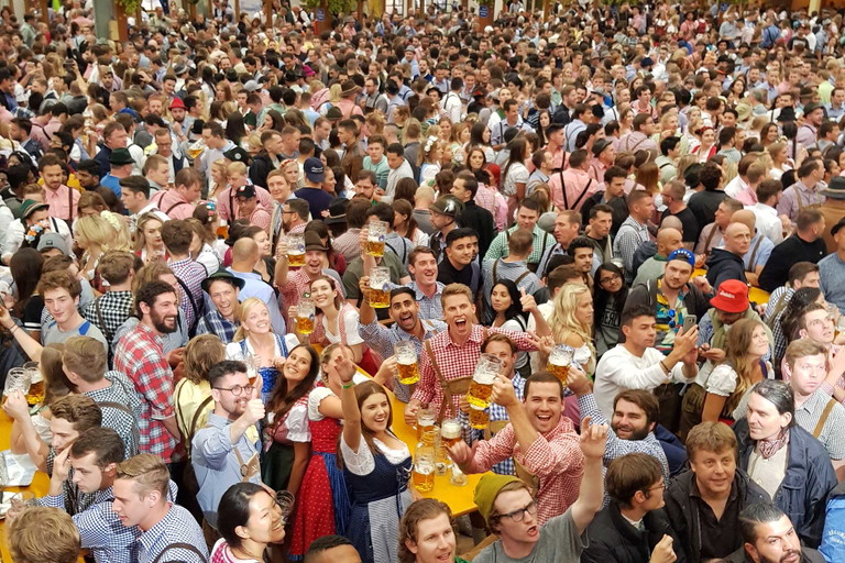 Bierjünger im Zelt des Hofbräuhaus auf dem Oktoberfest.