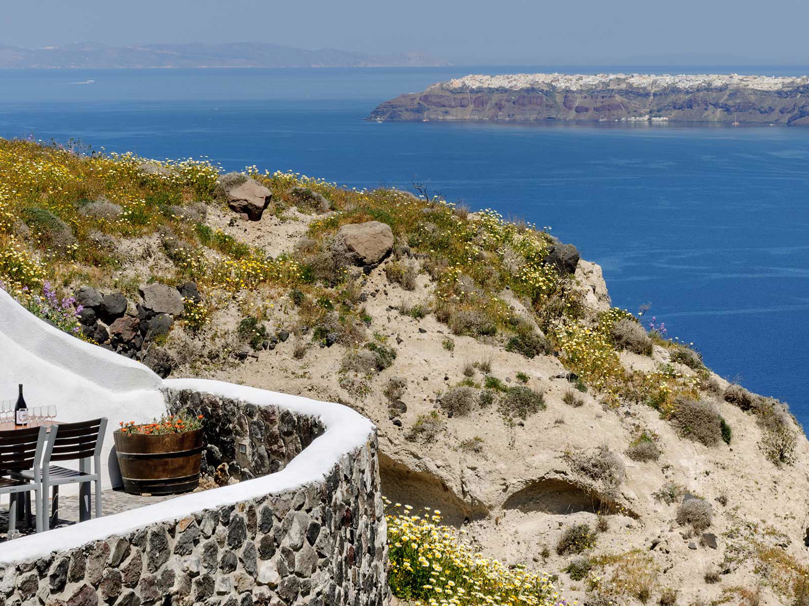 Santorins Weingüter laden zum Kennenlernen ihrer feinen weißen Assyrtiko-Weine ein.