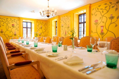 Das Restaurant Mörwald »Taverne Schloss Grafenegg« bietet direkt am Eingang zum Schlossareal ein stilvolles Ambiente für Feinschmecker, Genießer und Weinkenner. Auch für den Hunger zwischendurch bietet das Restaurant täglich frische Kreationen mit herrlichem Blick auf das Schloss.