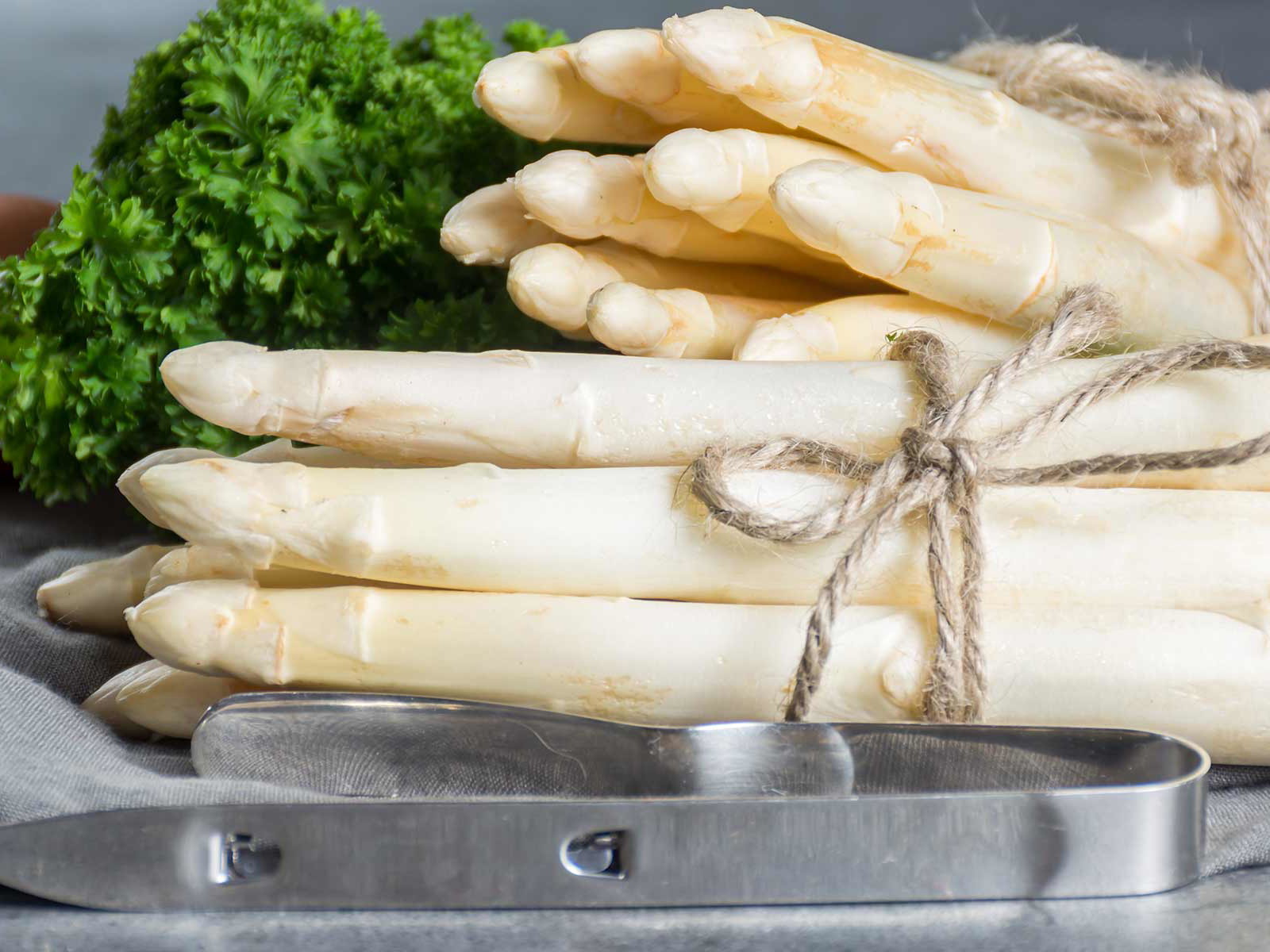 Koch-Star Alain Passard serviert den Spargel mit Birnen und Sauerklee.