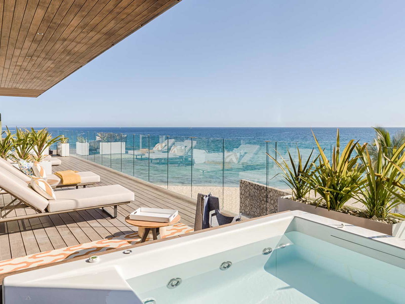 Die Terrassen der Gästezimmer im&nbsp;Solaz auf Los Cabos verfügen über einen Ausblick auf den Golf von Kalifornien.