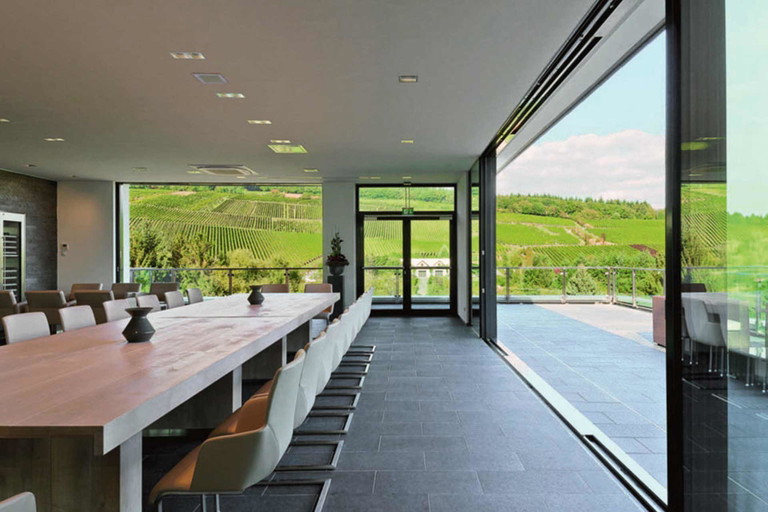 Von der Vinothek des Weinguts hat man einen Panoramablick in die Kiedricher Weinberge.