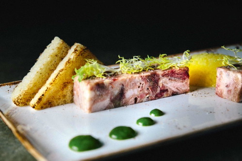 »Workshop Kitchen &amp; Bar«: Rustikale Schweinefleischterrine mit grünen Tomaten, fermentiertem Poblano-Paprika, gebratenem Apfel&nbsp;und Brioche.