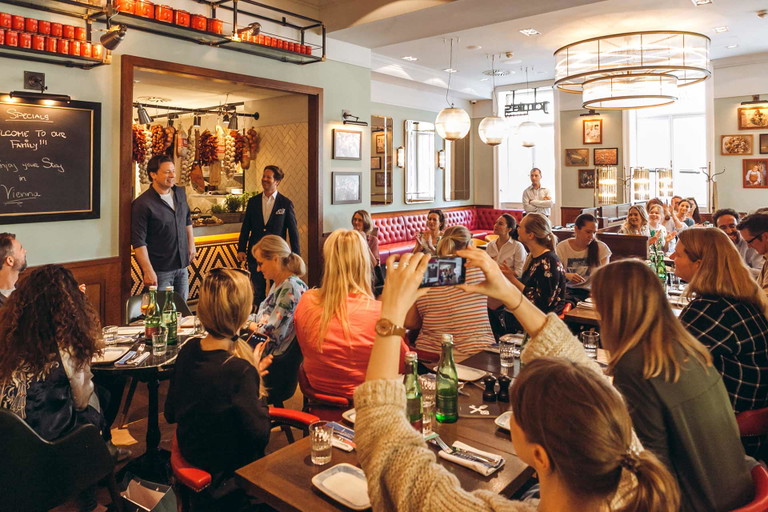 Großes Interesse bei der Präsentation von Jamie Oliver und Gastronom Roy Zsidai.