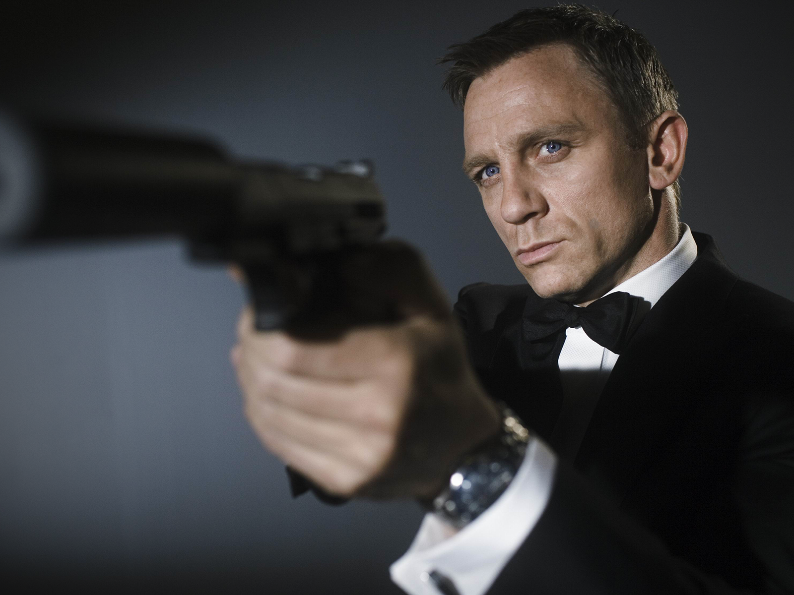 Daniel Craig als James Bond mit limitierter Bonduhr.