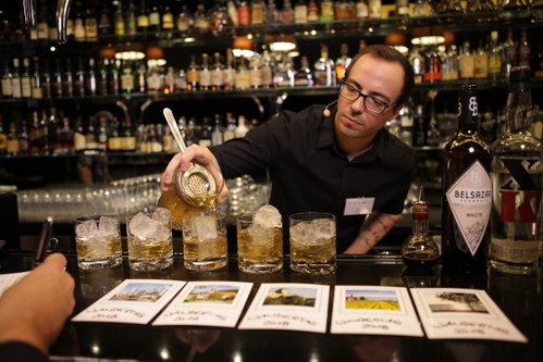 Der zweitplatzierte Michael Rott mixt seinen Drink «Wandertag».