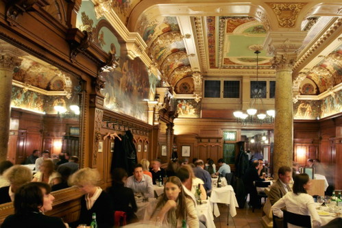 Zum KropfSeit 120 Jahren schon werden im «Kropf» die Gäste verwöhnt, der Speisesaal mit seiner neobarocken Dekoration gehört zu den schönsten der Stadt, genauso wie die beeindruckende, lange Bierschank. Serviert werden klassische Zürcher Hausmannskost auf höchstem Niveau und viele selten gewordene Klassiker, etwa Kalbskopf Vinaigrette. Auf keinem Tisch fehlen die knus­prigen Züri-Bürli. www.zumkropf.ch