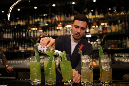 Finalist Marcus Kothe mixt den Drink Königsbalsam.