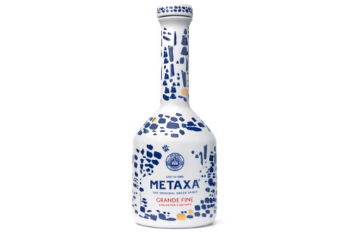 Metaxa Grande Fine 40 Vol.-% – 90 PunkteDie Collector’s Edition in der Porzellankaraffe ist die erste Limited Edition. Dunkler Bernstein. Die Nase wittert Eichennoten, zarte Gewürze und getrocknete Früchte, wie Aprikose und Pflaume. Am Gaumen entfaltet sich der Grande Fine opulent mit würzigen An-klängen von Muskat und Trauben. Dazu Honig, Tabak, Zedernholz. www.interspar.at € 52,99
