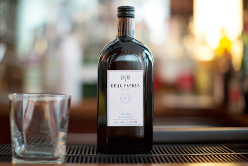 Erfunden haben den Deux Frères Gin zwei Schweizer Brüder. Destilliert wird er jedoch in Tirol in Österreich.&nbsp;