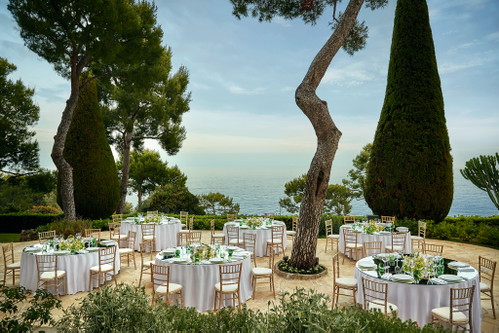 »Le Cap« im »Hotel Du Cap-Ferrat«. Kleinere Karte, aber nicht weniger top: der »Club Dauphin« am Pool.