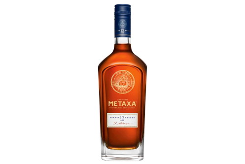 Metaxa 12* 40 Vol.-% – 88 PunkteAus den besten Weindestillaten, die mindestens zwölf Jahre lang langsam reifen. Sehr würzig und floral mit Anklängen von Veilchen und Quitten. Die Süße des Metaxas ist am Gaumen sehr präsent und auch im Abgang bleibt er blumig. Fruchtiger Nachklang mit Erinnerungen an Zwetschkenkompott. www.topspirit.at € 29,99