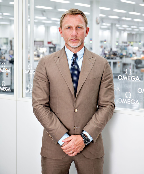 Daniel Craig besucht die Omega Fabrik in der Schweiz.